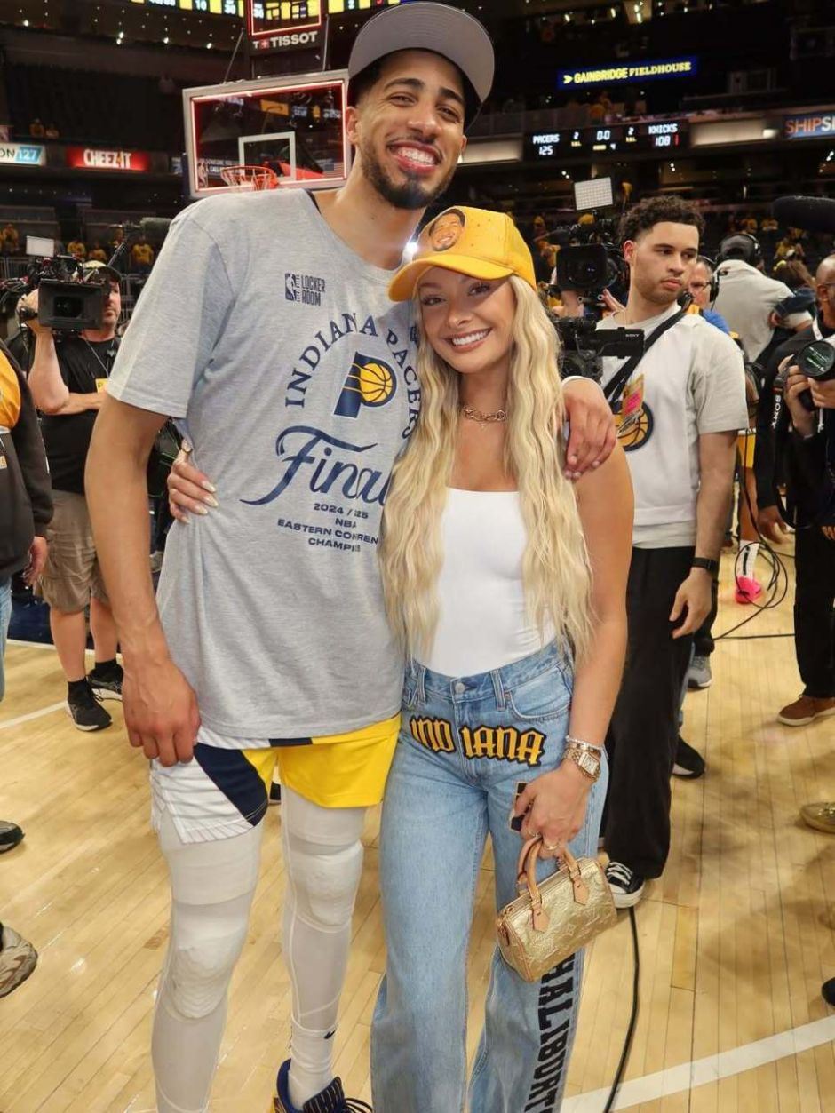 人生赢家!哈利伯顿手握2.6亿肥约冲NBA首冠:与美丽女友相恋6年 人生赢家!哈利伯顿手握2.6亿肥约冲NBA首冠:与美丽女友相恋6年