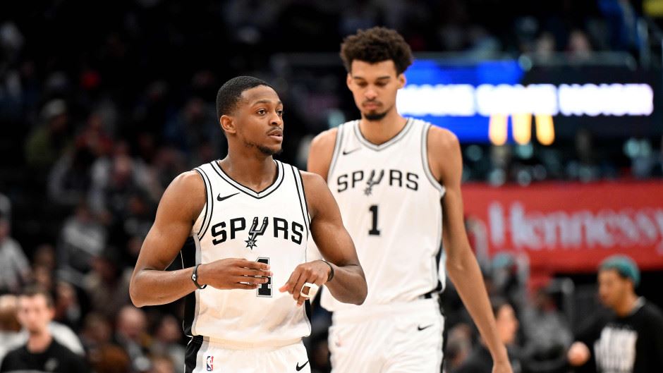 今年休赛期福克斯将获得与马刺签订一份4年2.29亿美元顶薪提前续约合同的资格 今年休赛期福克斯将获得与马刺签订一份4年2.29亿美元顶薪提前续约合同的资格